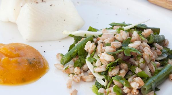 Hellefisk med abrikossovs og bønne- speltsalat