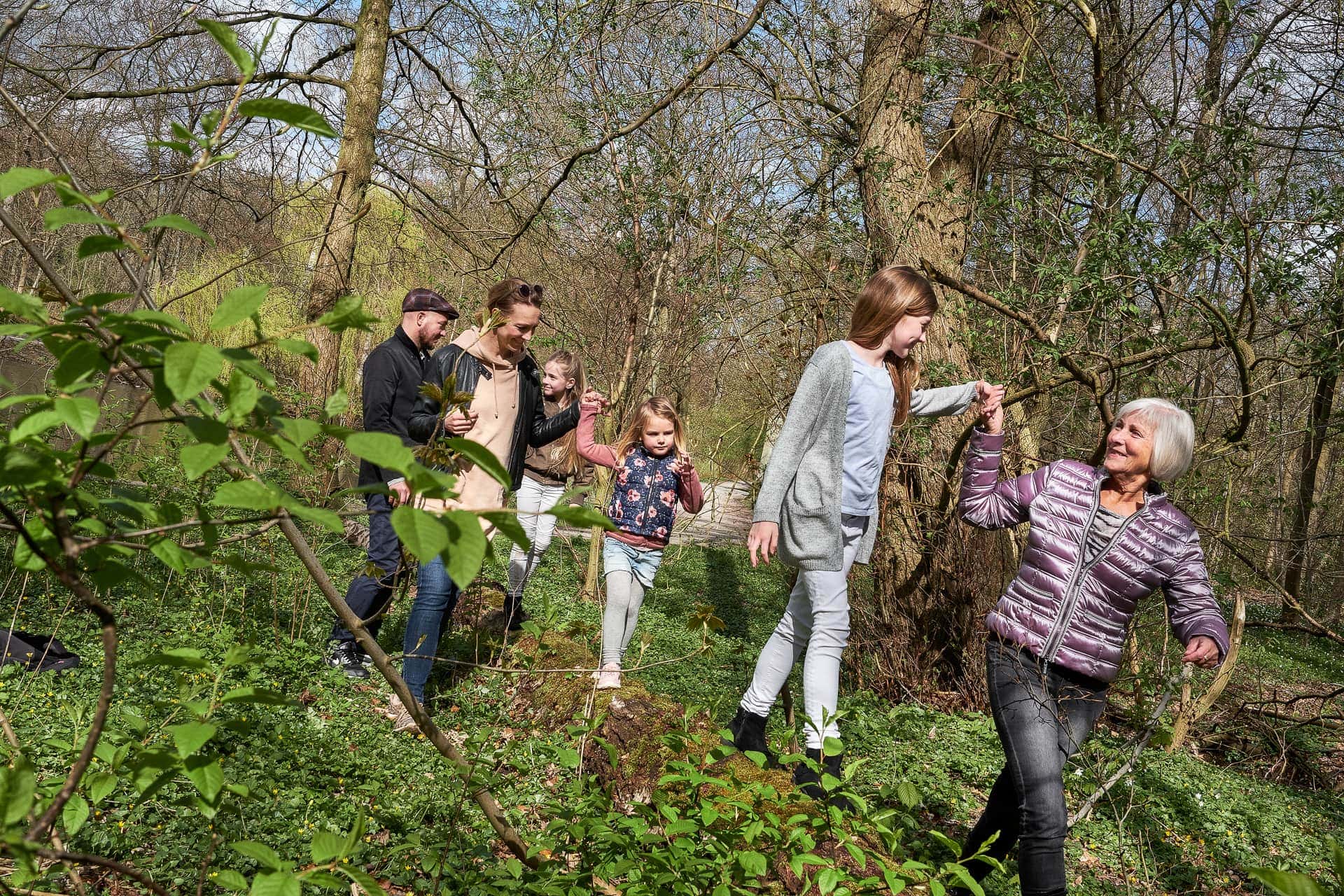 Forsidebillede - Familie i skoven