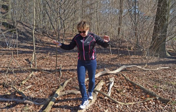 Skovfitness med Osteoporoseforeningen - Vibeke Pilmark viser knoglevenlig motion