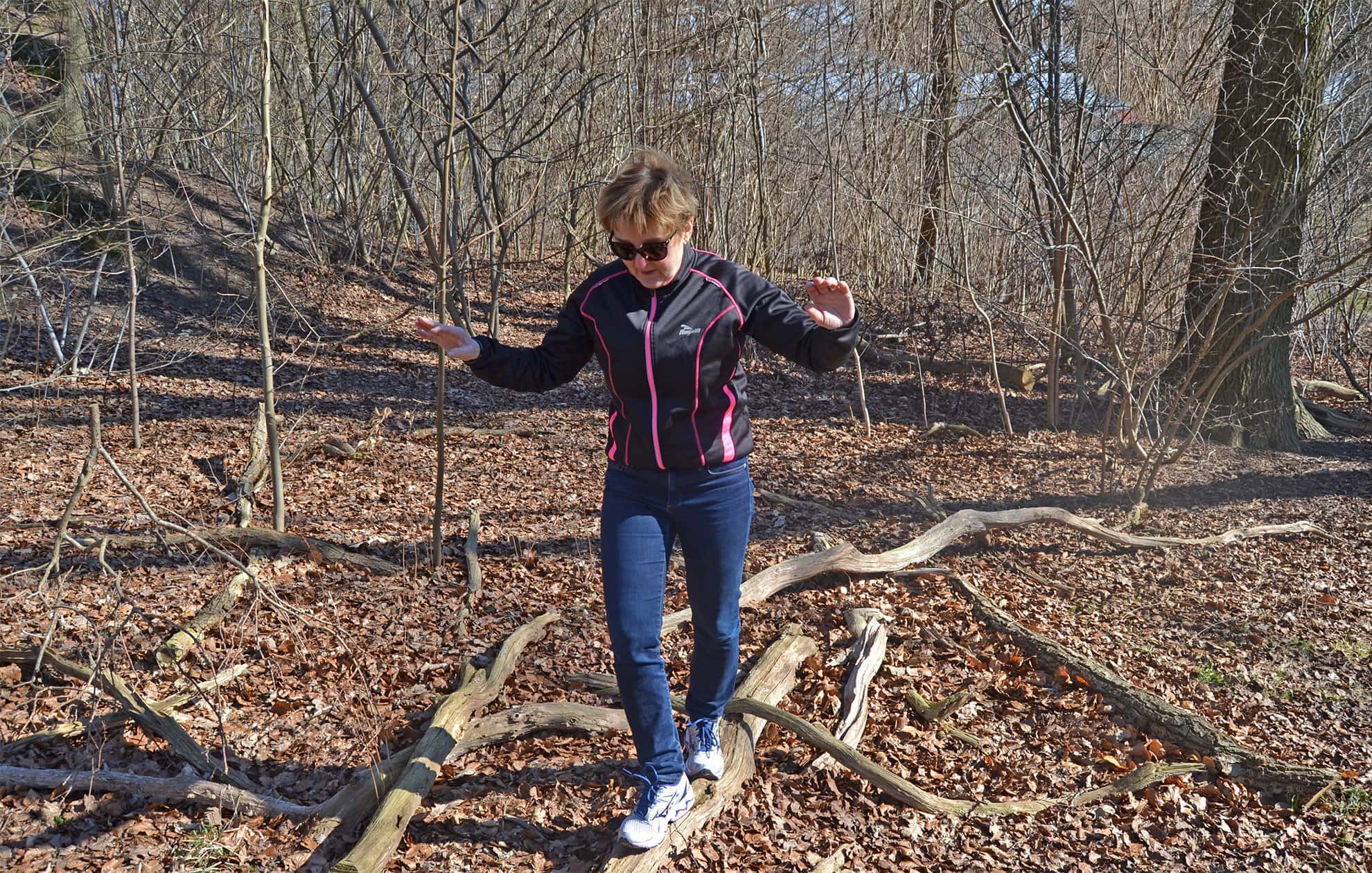 Skovfitness med Osteoporoseforeningen - Vibeke Pilmark viser knoglevenlig motion