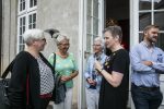 Mennesker snakker udenfor bygning