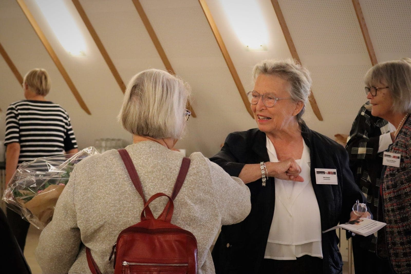 Landsformand Ulla Knappe hilser på en delegeret.