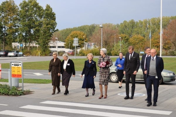 Mette Friberg Hitz (Videnscenter for Knoglesundhed), Ulla Knappe (landsformand i Osteoporoseforeningen), Susanne Heering (Osteoporoseforeningens præsidium), H.K.H. Prinsesse Benedikte, Heino Knudsen (regionsrådsformand Region Sjælland), Per Bennetsen (regionsdirektør, Region Sjælland) og Niels Würgler Hansen (sygehusdirektør Sjællands Universitetshospital) på vej ind til legatuddelingen.