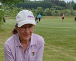 Golf har fyldt meget i Grethes liv, men i dag spiller hun kun engang imellem. Hun har fået særlige teknikker til at spille golf af en fysioterapeut med speciale i knogleskørhed. Foto: Privat.